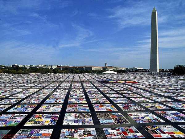 The AIDS Memorial Quilt di Cleve Jones
