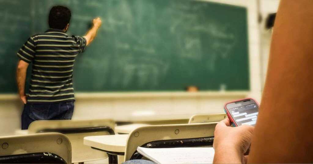 Smartphone vietati fino alle scuole medie l'opinione di genitori, docenti e studenti
