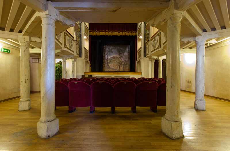 1-Teatro_della_Concordia-ingresso-platea
