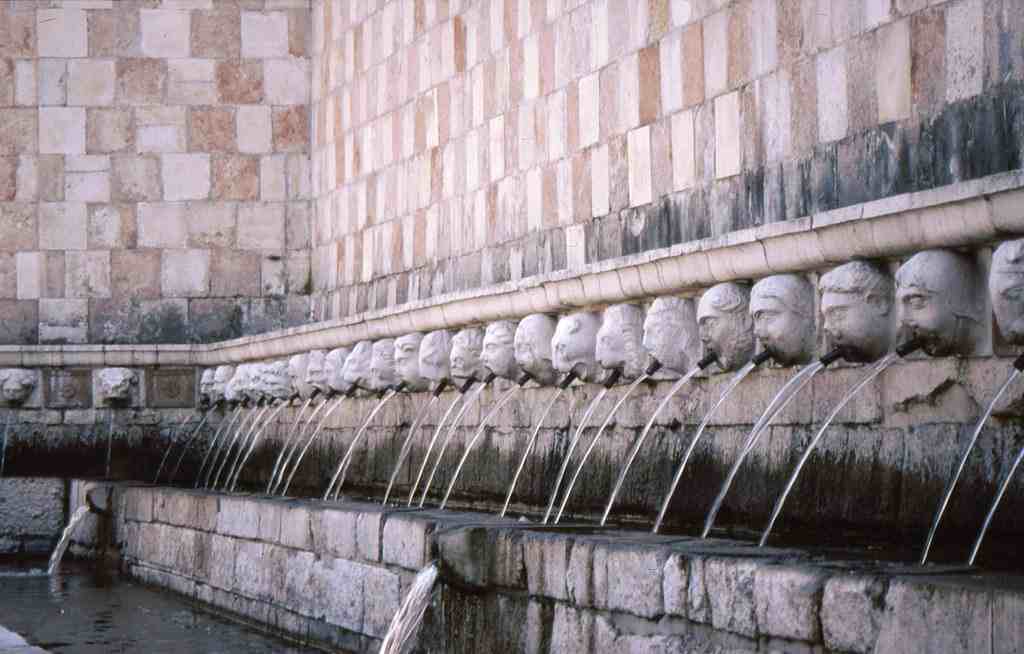Fontana delle 99 cannelle