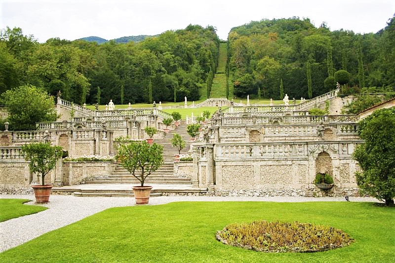 800px Garden of Villa della Porta Bozzolo 4