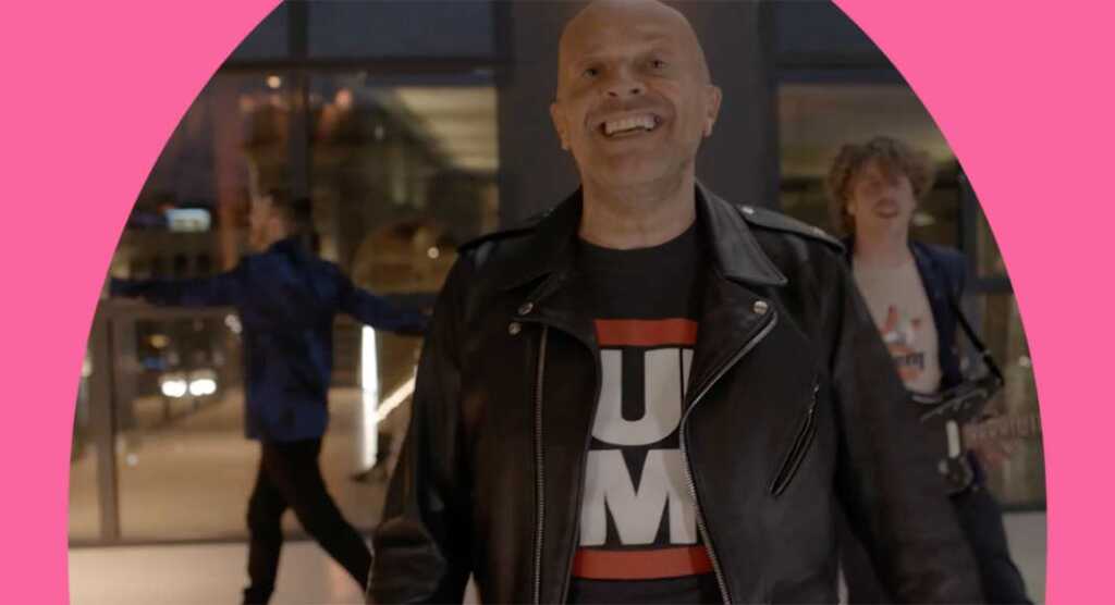 Max Pezzali, Lodo Guenzi e Cattelan cantano al Museo del Novecento