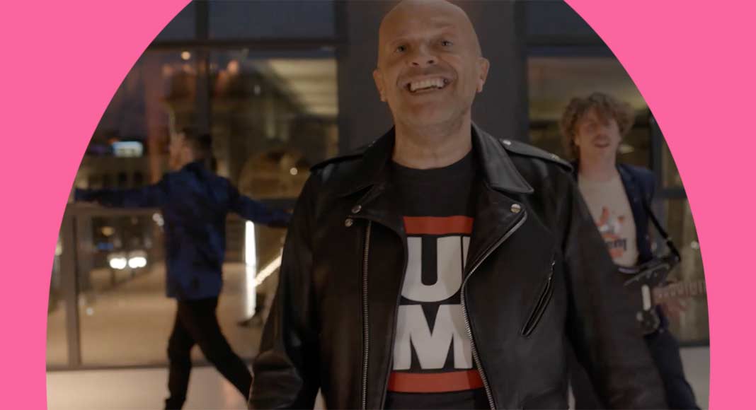 Max Pezzali, Lodo Guenzi e Cattelan cantano al Museo del Novecento