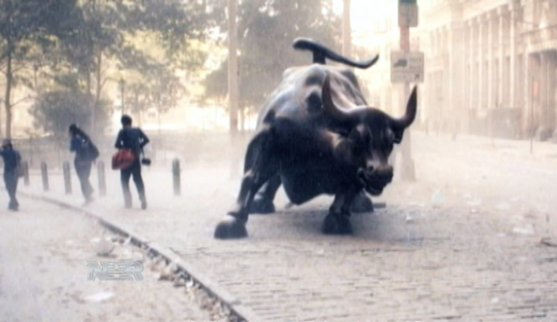 Il Charging Bull incolume dopo l’attentato dell’11 settembre - Una settimana dopo con due bandiere sulle corna,un’altra immagine simbolo di ripresa che fa il giro del mondo. NY, settembre 2001.