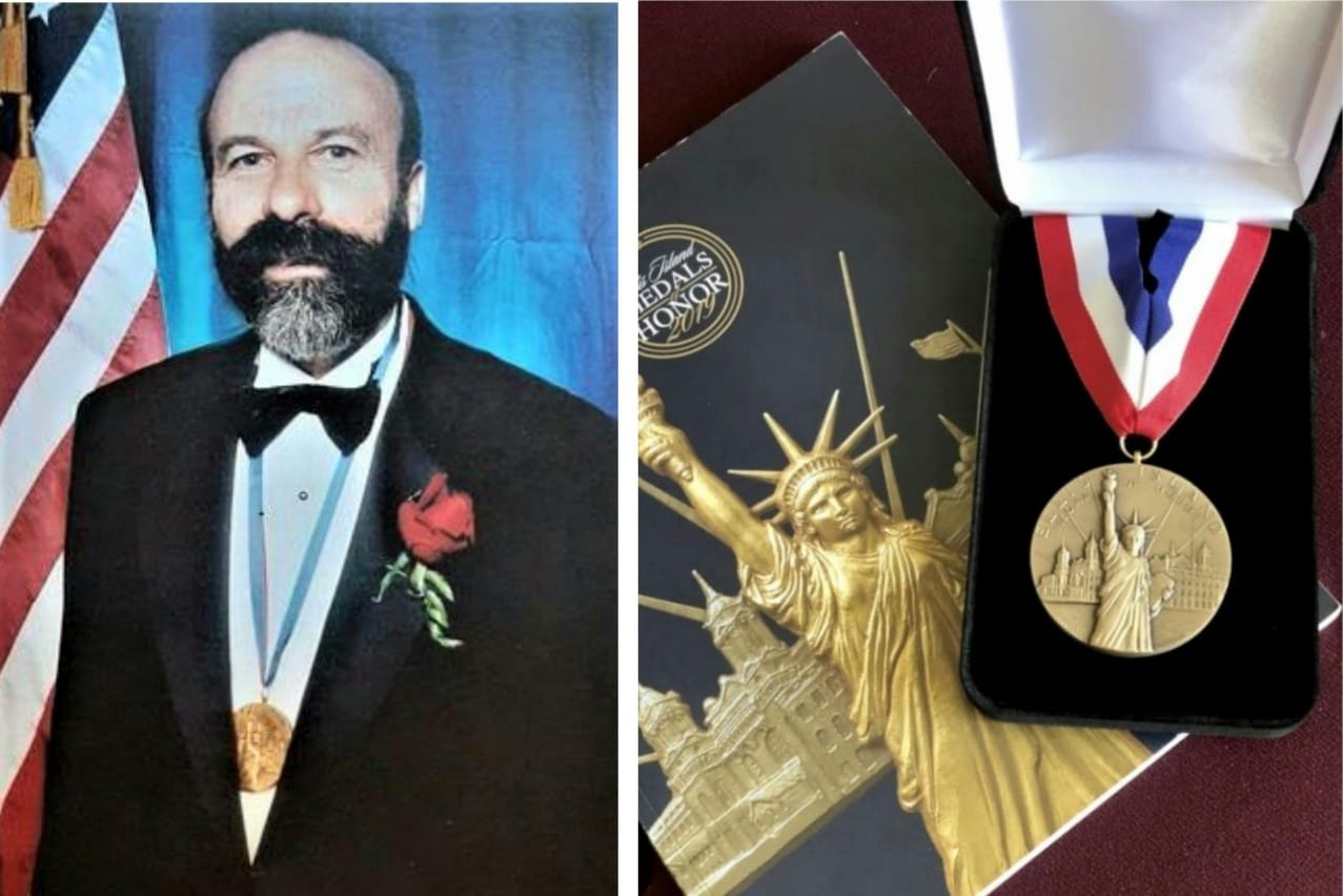 Medal of Honor di Ellis Island al maestro Di Modica nel 1999.