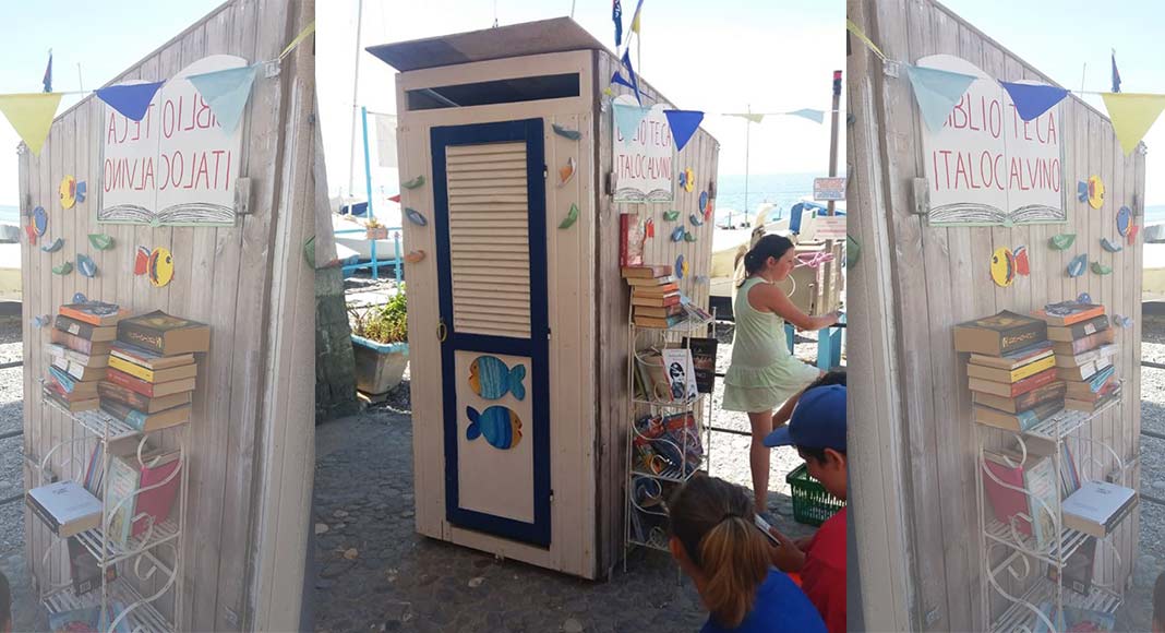 Ecco la bibliocabina sulla spiaggia, i libri spuntano tra sabbia e ombrelloni 3 Ecco la bibliocabina sulla spiaggia, i libri spuntano tra sabbia e ombrelloni