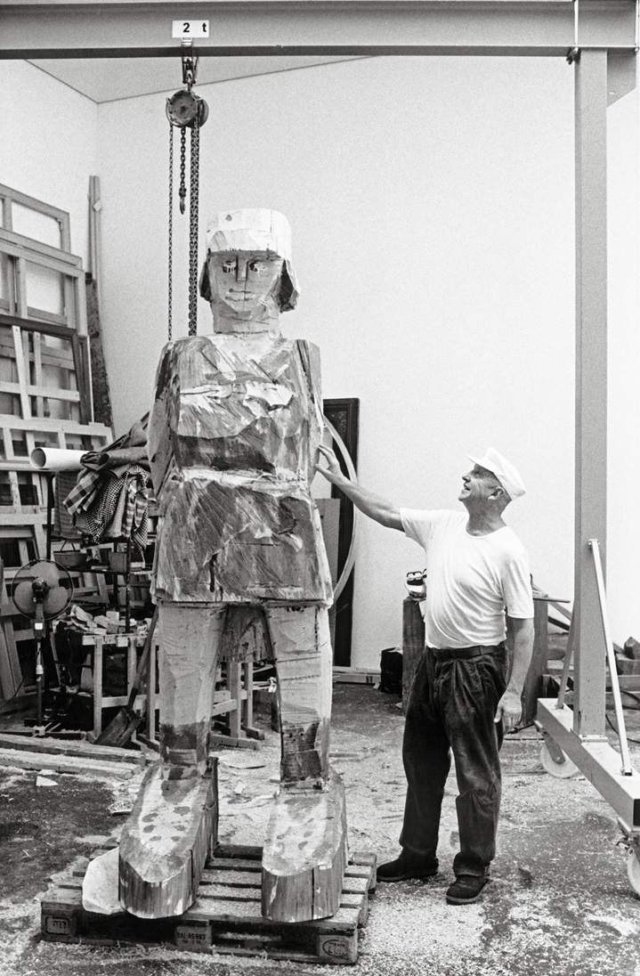 Georg Baselitz with sculpture _Donna Via Venezia_ in his studio at Schloss Derneburg 2004 ©Benjamin Katz-compressed
