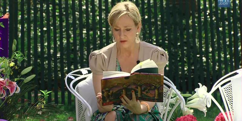 J.K Rowling su Twitter, "si può trovare la felicità anche nei moneti più bui"