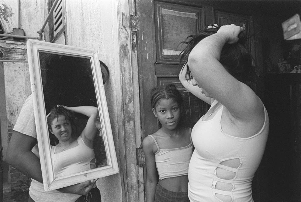 Kattia-García.-Las-mujeres-sostienen-la-mitad-del-cielo-series.-2001.-Courtesy-of-the-artist-and-Catalogo-de-Fotografas-Cubanas