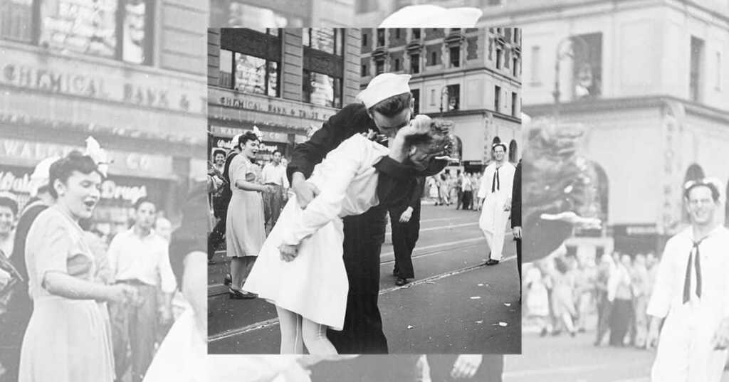 La foto di Alfred Eisenstaedt, simbolo di pace e felicità