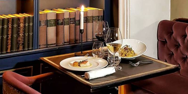 Libri di poesia al posto degli smartphone al ristorante Casa Coppelle di Roma