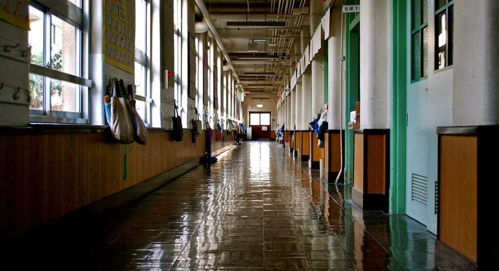 A Milano un bambino cade dalle scale della sua scuola elementare