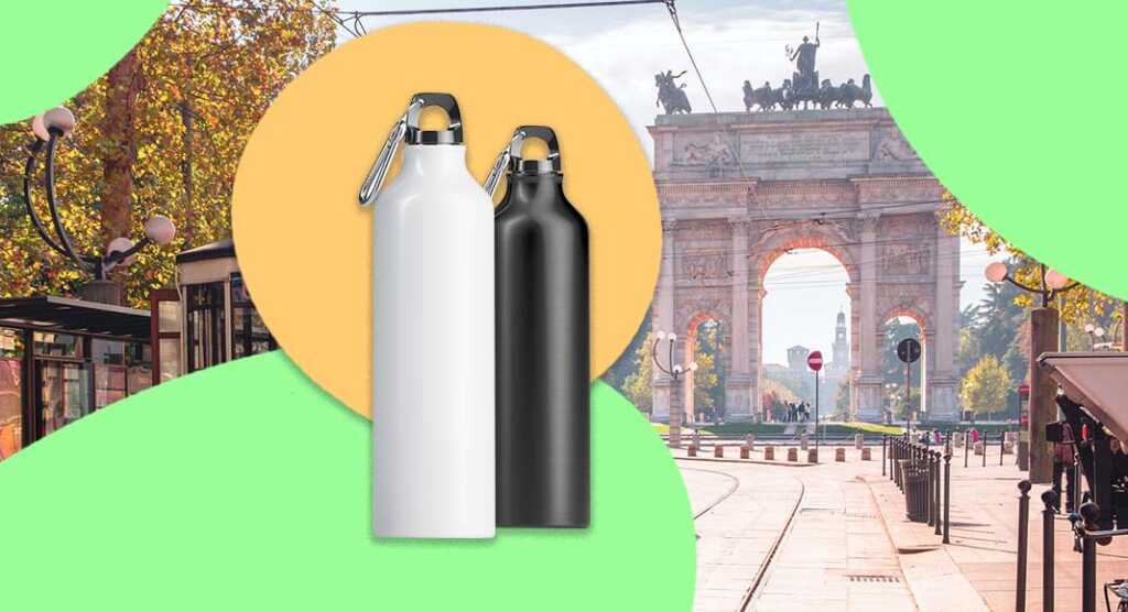 A Milano gli studenti ricevono borracce di alluminio