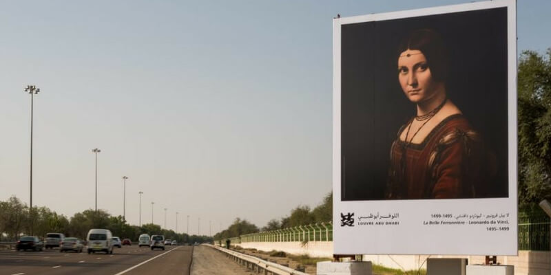 Il Louvre Abu Dhabi ha aperto una galleria d'arte sull'autostrada