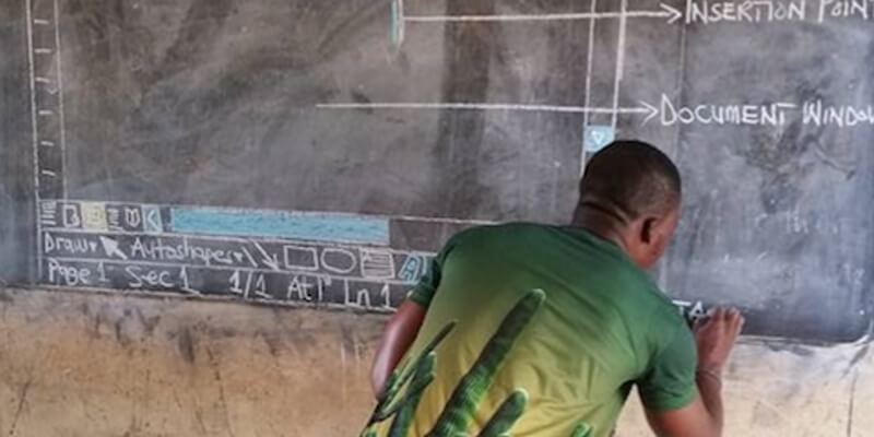 Docente in Ghana usa la lavagna per insegnare Word ai suoi alunni