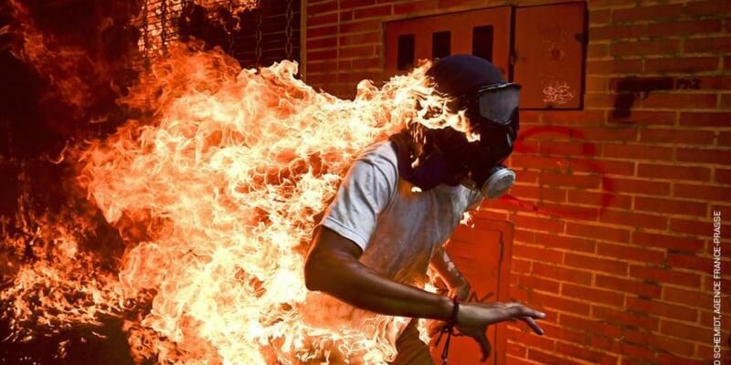 Lo scatto dell'uomo in fiamme in Venezuela vince il World Press Photo 2018