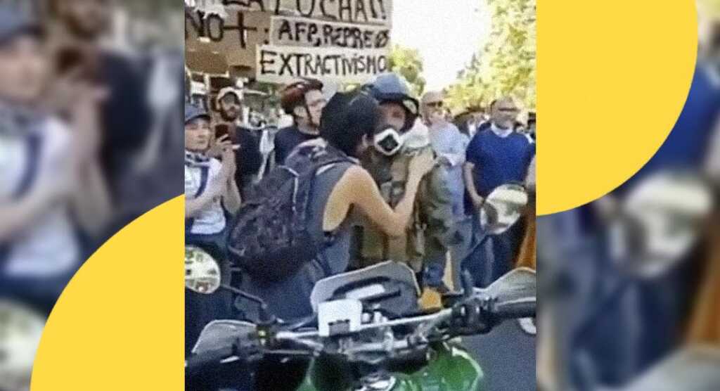 Rivolte in Cile, l'abbraccio rivoluzionario tra militante e militare