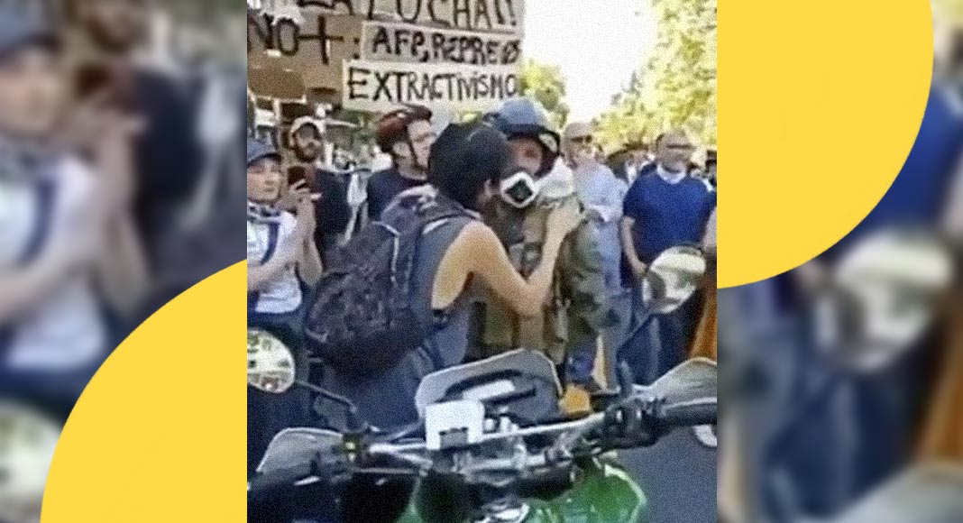 Rivolte in Cile, l'abbraccio rivoluzionario tra militante e militare 4 Rivolte in Cile, l'abbraccio rivoluzionario tra militante e militare