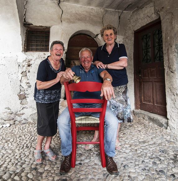 Mezzano di primiero sedia rossa
