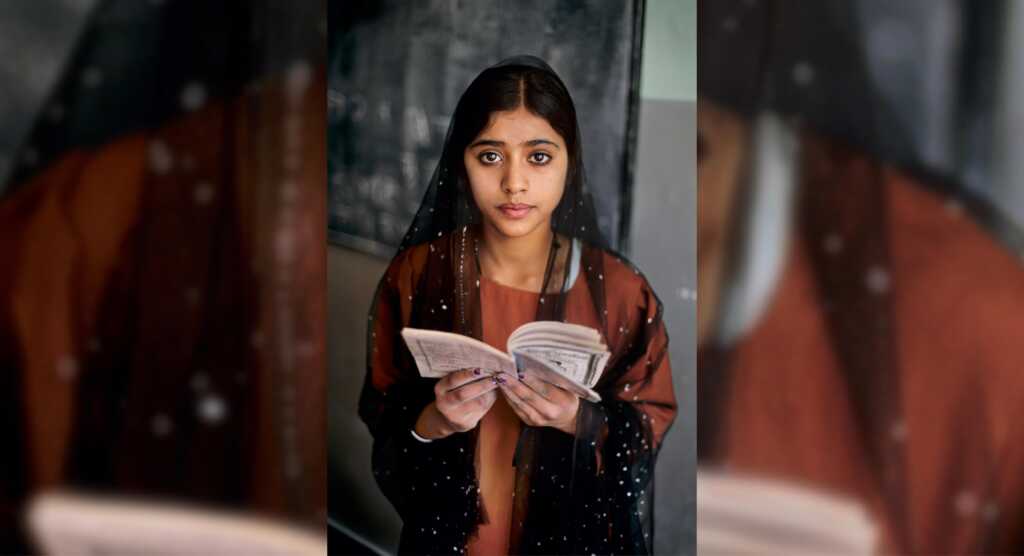 Steve McCurry, le foto che celebrano la lettura in mostra a Torino