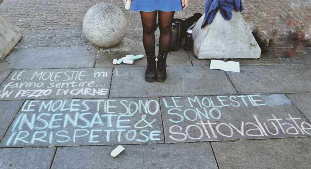 Torino, le molestie verbali finiscono sull'asfalto