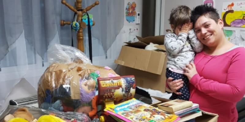 Un pediatra regala ai bambini libri per incentivarli a leggere