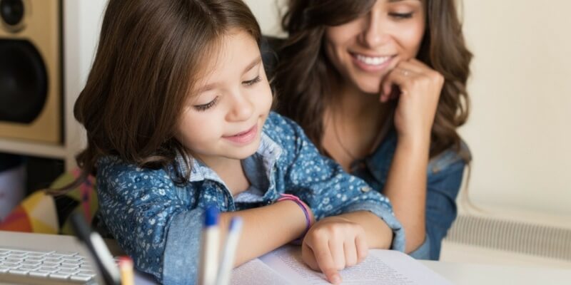 Sempre meno genitori leggono ad alta voce con i loro bambini