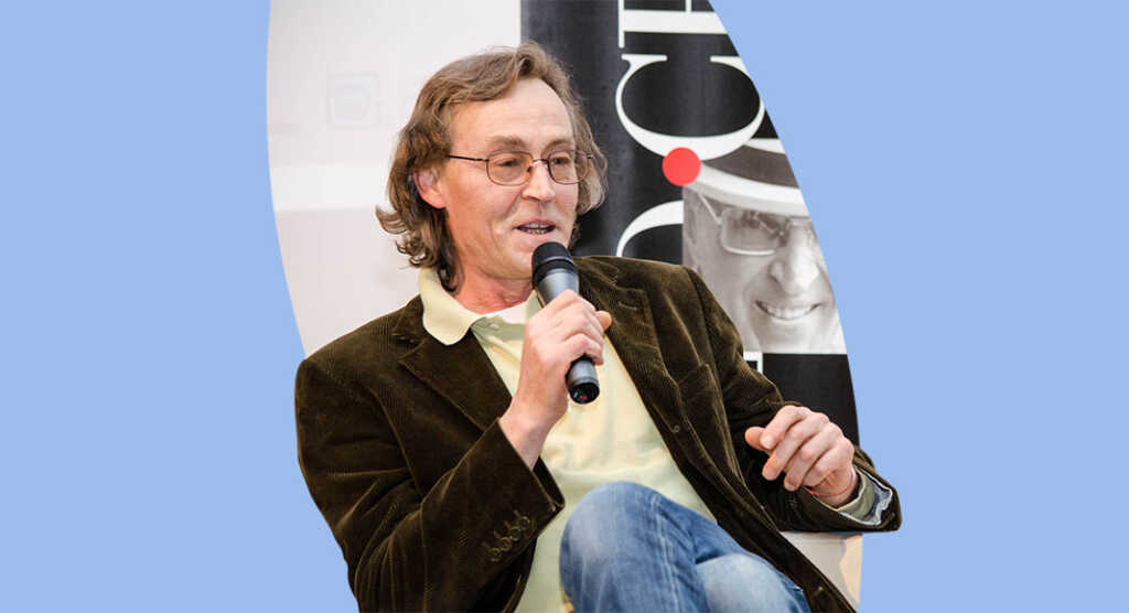 Lo scrittore-medico Andrea Vitali vaccina gli anziani del suo comune