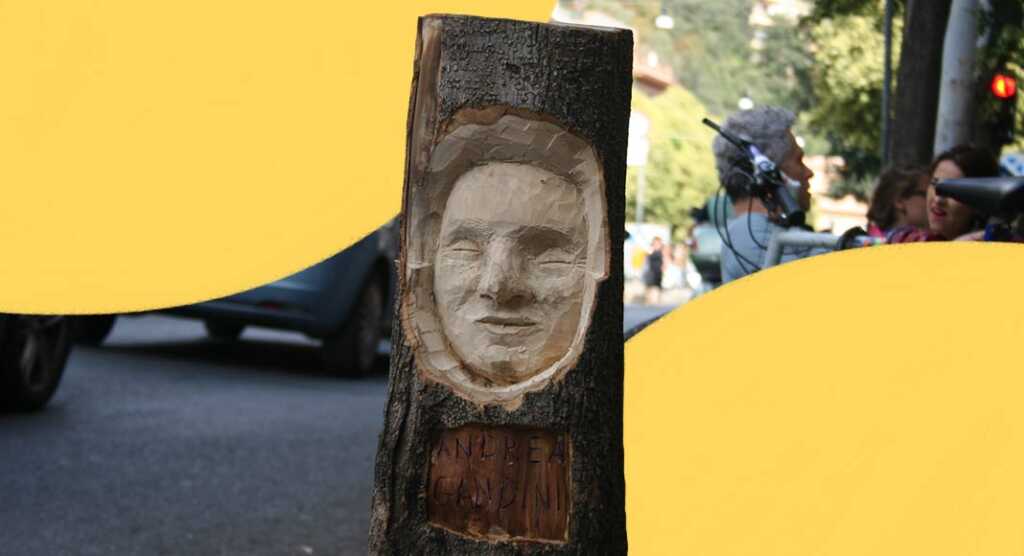 L'artista che scolpisce i volti nei tronchi di alberi di Roma