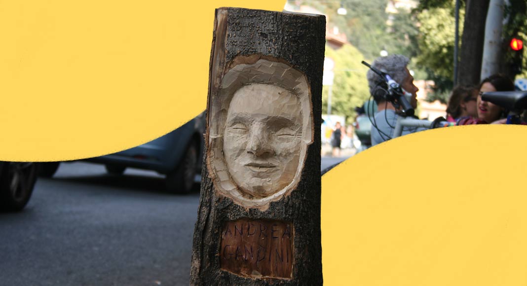 L'artista che scolpisce i volti nei tronchi di alberi di Roma