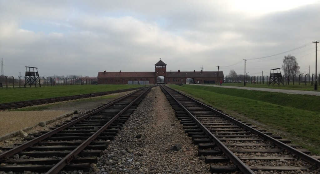 Auschwitz dice no ai selfie sui binari, mancano di rispetto alle vittime