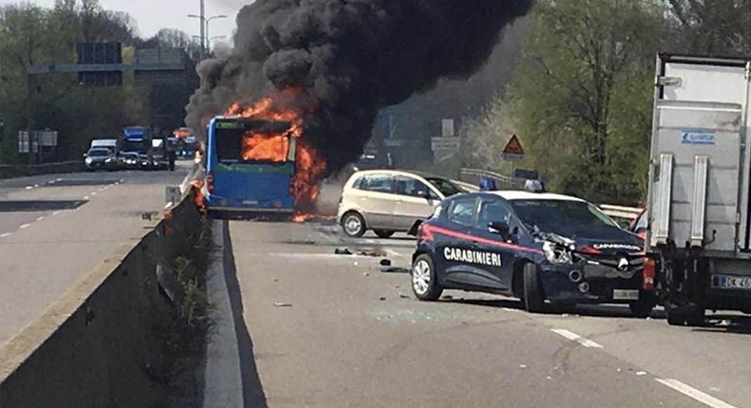 autobus in fiamme