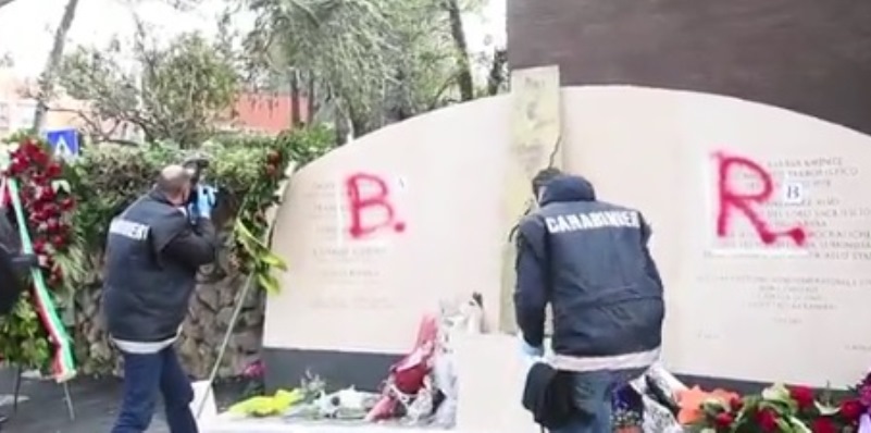 Aldo Moro, imbrattato il monumento in memoria della scorta