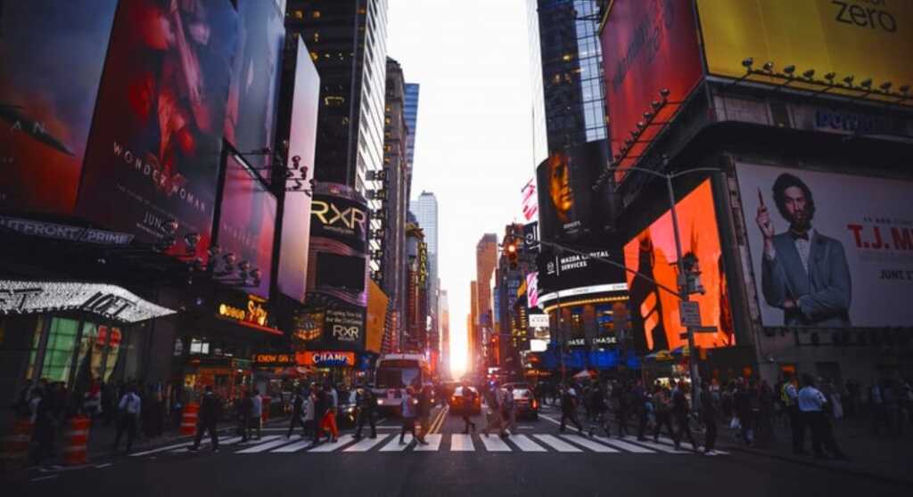 Blackout di New York, a Broadway gli attori ballano sui marciapiedi
