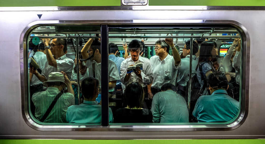 Leggere in treno, i 5 vantaggi di essere pendolari