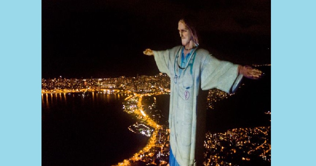 Il Cristo Redentore di Rio con il camice per dire grazie ai medici del mondo