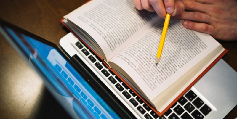 dall 39 alto l 39 uomo che prende appunti nel libro 23 2147779361