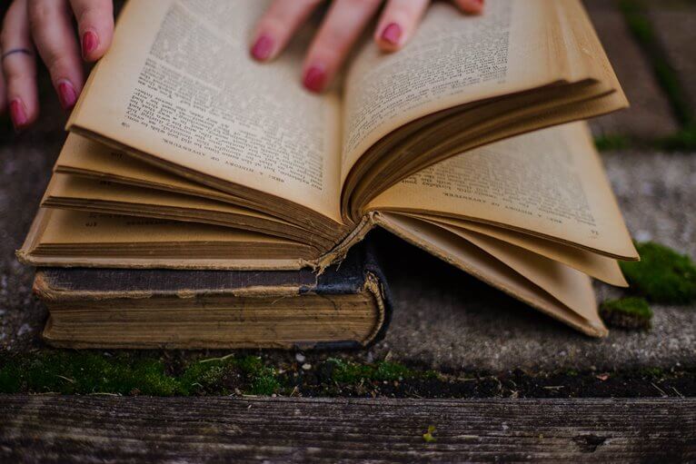 Martin Frost, l'arte del dipingere il taglio dei libri