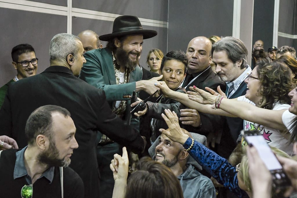 Jovanotti al Salone del Libro, "Voglio stare attaccato alla vita, è l'unica cosa che mi interessa"
