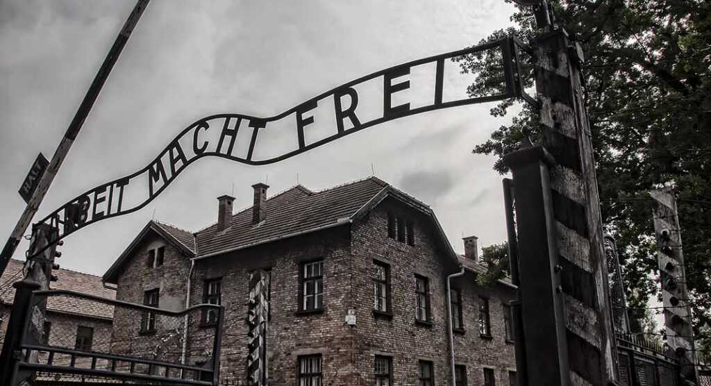 La lettera del Museo di Auschwitz al Salone di Torino, O noi o Casapound