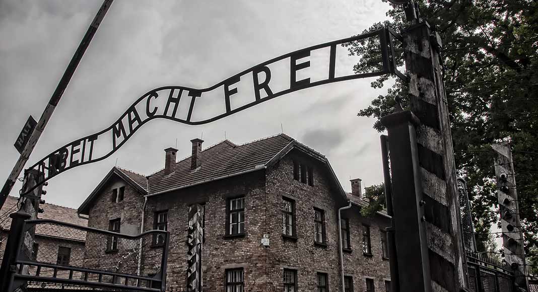 La lettera del Museo di Auschwitz al Salone di Torino, O noi o Casapound