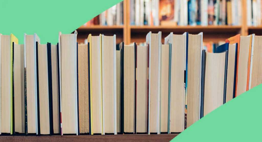 Centinaia di libri abbandonati sul marciapiede di un asilo: la rivolta dei bambini