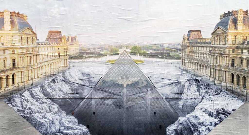 La piramide del Louvre sprofonda negli abissi, l'opera d'arte di JR