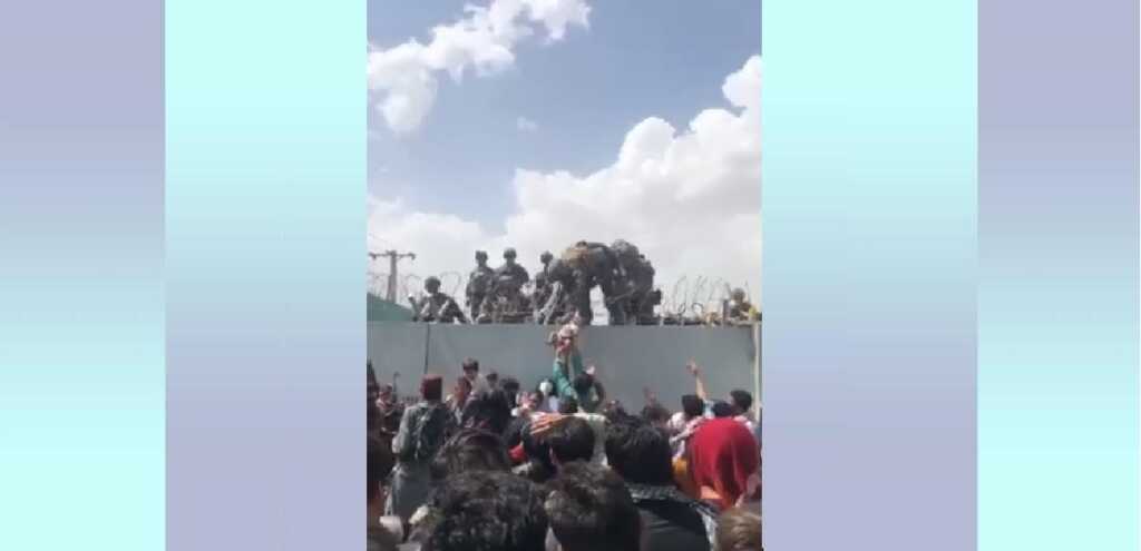 Afghanistan, la foto simbolo della disperazione delle madri afghane