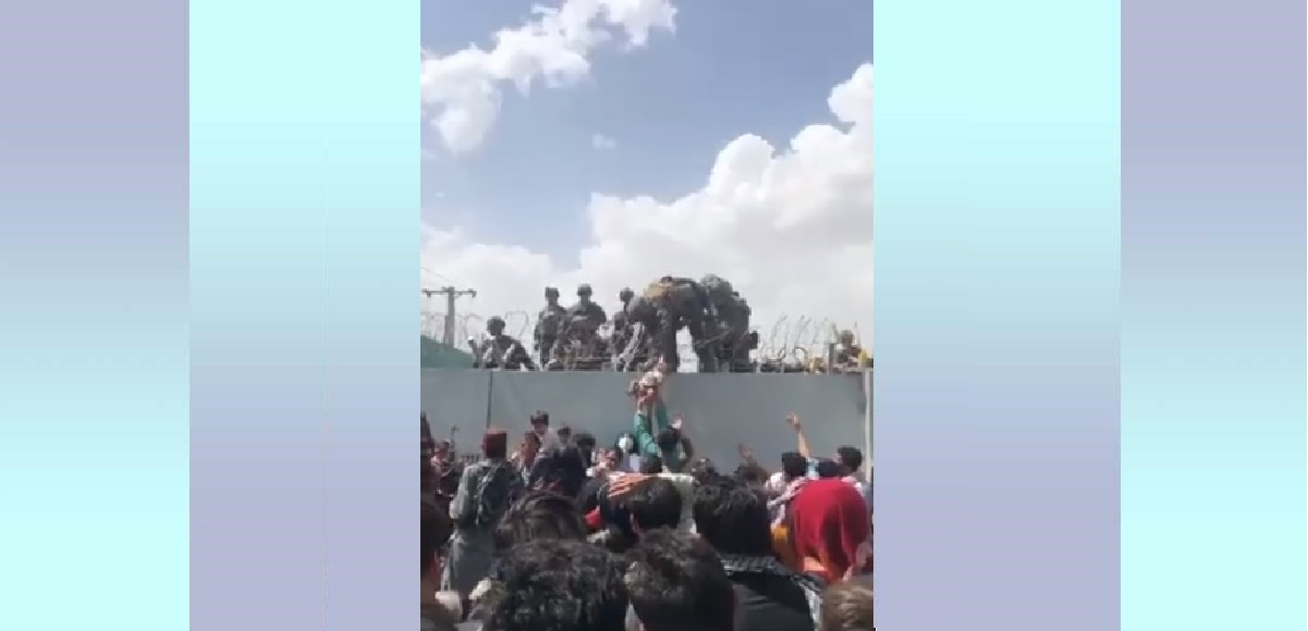 Afghanistan, la foto simbolo della disperazione delle madri afghane