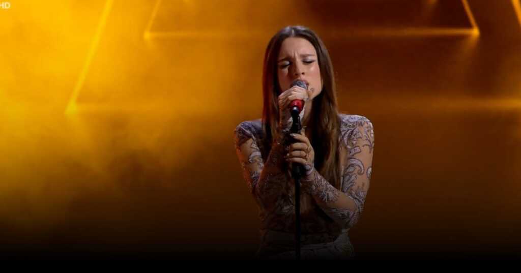 Angelina Mango emoziona cantando "La rondine" del padre con dolore e gratitudine