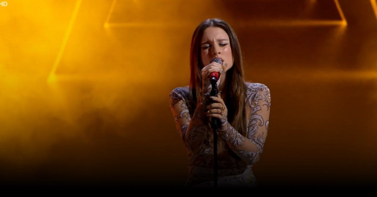 Angelina Mango emoziona cantando "La rondine" del padre con dolore e gratitudine