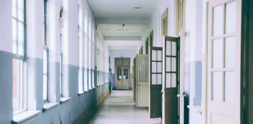 Studenti salvano la prof disabile e la portano in ospedale