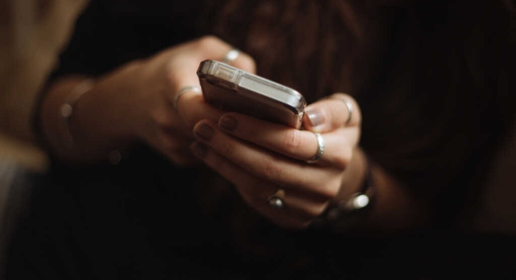 Cellulare in classe, ipotesi proibizione totale