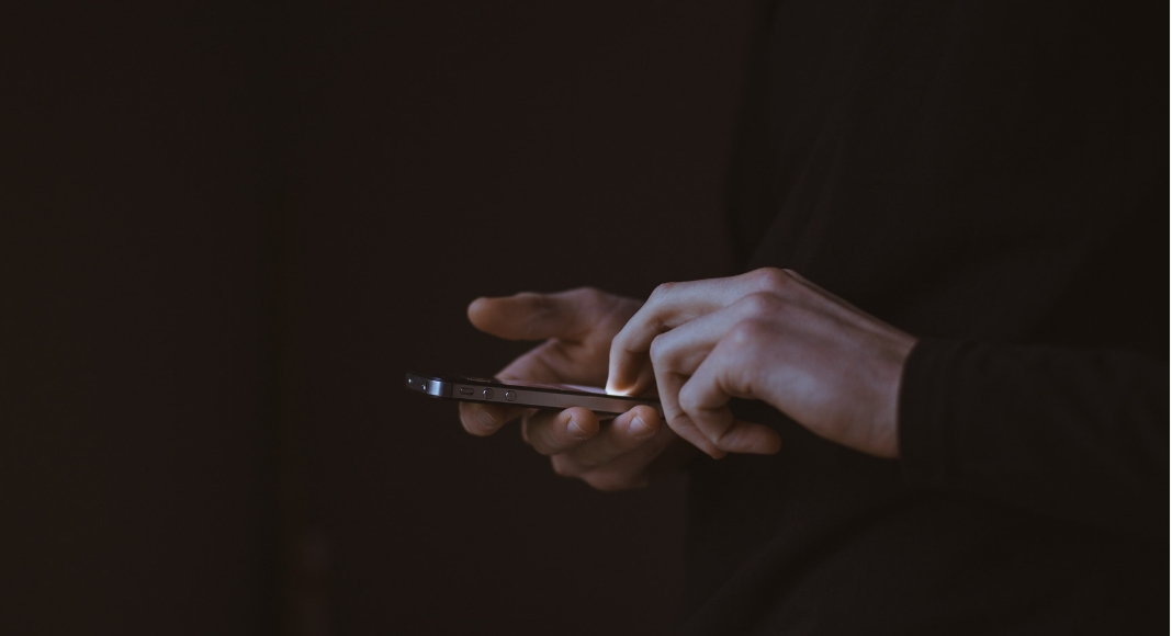 Scrive un romanzo su WhatsApp e riceve un premio letterario